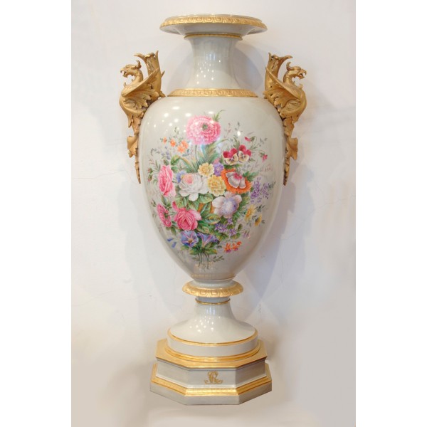Декоративная ваза с букетом цветов