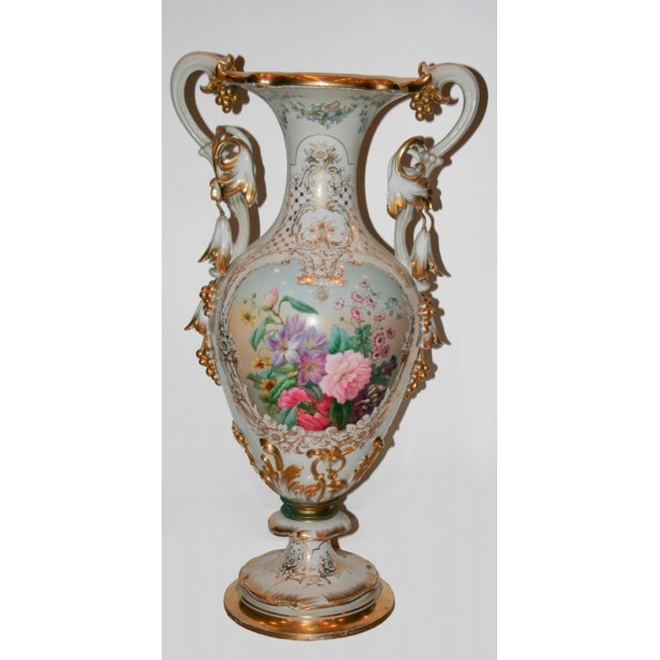 Декоративная ваза с ручками в виде виноградной лозы